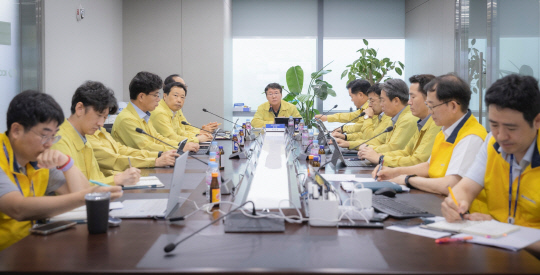 남부발전 이승우 사장(사진 가운데)이 10일 본사 CEO 주재로 태풍 '카눈'의 대응 상황을 점검하고 있다. <남부발전>